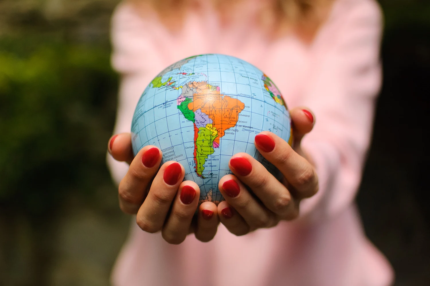 Un mundo de posibilidades: manos sosteniendo un globo terráqueo